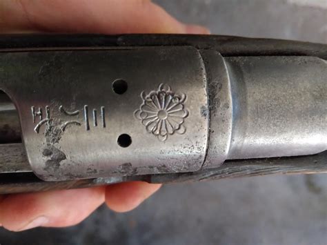 Arisaka gewehr in salut aus kundeninzahlungnahme. Arisaka type 38 markings over the chrysanthemum ...