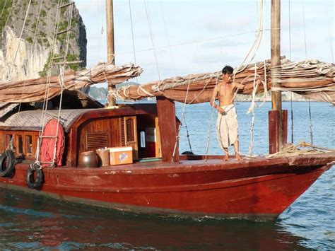 La baie de hạ long est une étendue d'eau d'environ 1 500 km2 située au nord du viet nam, dans le golfe du tonkin à. Jonque privée dans la Baie d'Ha Long? (Vietnam) | Forum ...