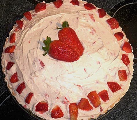 Für diesen köstlichen erdbeerkuchen bestreicht johann lafer einen biskuitboden mit konditorcreme und belegt diese dann mit frischen erdbeeren. Erdbeer - Mascarpone - Biskuit - Blitz - Kuchen von ...