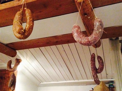 Salpêtre, pour la conservation des charcuteries, notamment pour le saucisson. Épinglé sur Mâncare