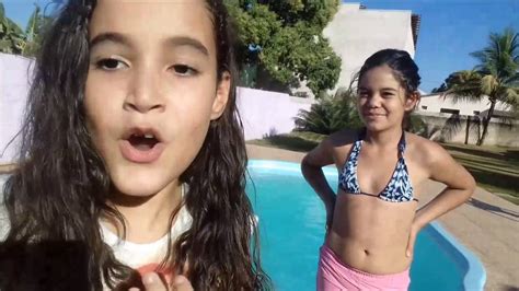 Enquanto as férias não acabam, as irmãs alice e malu convidam a coleguinha madu para um novo desafio da piscina. Desafio da Piscina ft Bruna - YouTube