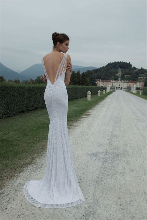 Vestito per la madre della sposa a colonna grigio chiaro corto/mini con scollo a barchetta maniche corte zip pizzo. Sposa: come una sirena