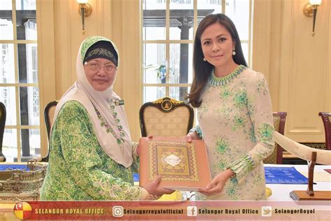 The tiara originally belonged to queen (tengku ampuan) jemaah and hadn't been worn in 60 years. Anggun Dalam Persalinan Tradisi, Rakyat Terpesona ...