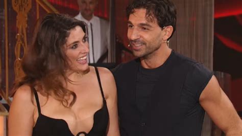 Elisa isoardi ha rivelato di essere certa che il suo legame con raimondo todaro, suo insegnante durante l'ultima edizione di 'ballando con le stelle', durerà elisa isoardi, ospite di oggi è un altro giorno, è tornata a parlare del rapporto con raimondo todaro ribadendo il fatto che tra i due c'è una. Elisa Isoardi fa chiarezza sul rapporto con Raimondo ...