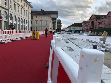 Ein roter teppich ist ein meist lang ausgerollter teppich, auf dem prominente personen (stars, staatsoberhäupter etc.) gehen. Roter Teppich wandert - Marktplatz-Pflaster teilweise ...