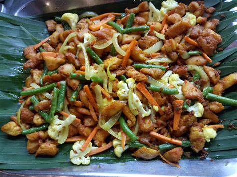 Selain mee rojak sotong besar, jika kalian ke sini, wajib cuba menu terkini mereka iaitu nasi goreng daging. Warung Makcik Kiah Promosi Set Berbuka Puasa