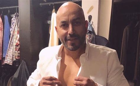 Después de que los cantantes belinda y lupillo rivera participaran como coaches del programa la voz méxico, comenzaron a circular rumores de una relación sentimental entre los cantantes. Lupillo Rivera se borra el tatuaje de Belinda