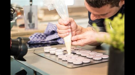 Außen sind sie knusprig und innen weich, mit einer füllung, die mal fruchtig, mal cremig auf der zunge zergeht. Rezept für Macaron-Füllung - Heidelbeere und Schokolade ...