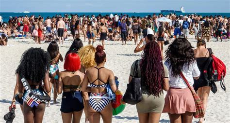 Este jueves a la mañana un lujoso edificio de miami colapsó parcialmente y hay al menos un muerto y varios desaparecidos, entre ellos 4 argentinos. Coronavirus en Miami: playas sigue llenas a pesar de las 7 ...