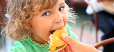 Ricordatevi che per lo svezzamento classico, potete sempre far riferimento al pediatra, che, mese per mese, vi indicherà quali alimenti potete iniziare ad inserire nella dieta del piccolo. Alimenti vietati ai bambini: quali sono e quando possono ...