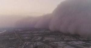 Yellow dust, yellow sand, yellow wind, china dust storms, asian dust)는 주로 봄철에 중화인민공화국이나 몽골의 사막에 있는 모래와 먼지가 상승하여 편서풍을 타고 멀리 날아가 서서히 가라앉는 현상을 말한다. 中, 미세먼지 이어 '모래폭풍이 도시 덮쳐'...황사 비상 ...