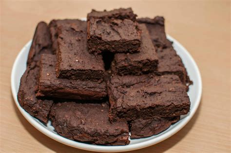 The easiest healthy flourless vegan chickpea brownies made from only 5 main pantry staple ingredients! Fudgy guilt free chickpea brownies // VEGAN // Oil free ...