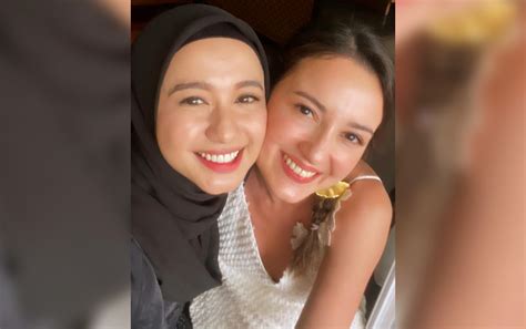 Menurut julie estelle, sang suami mendukung penuh karirnya di dunia entertainment. Laudya Cynthia Bella Cantik Ceria Main Pasir-Ketemu Julie ...