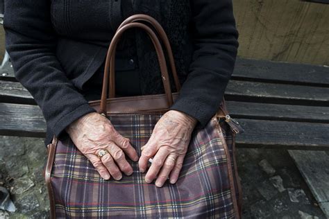 Pousse ta chaise en arrière jusqu'à ce que tes bras soient complètement tendus. «Elle avait 17 ans et elle a été violée par 40 soldats ...