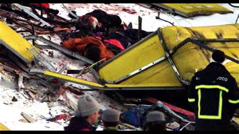 Il 9 marzo 1976 nei pressi della stazione sciistica dolomitica di cavalese, a circa 40 chilometri da trento, si ruppe la fune portante di acciaio della funivia aerea mentre la cabina stava scendendo dall'alpe cermis. Cermis: CasaPound Italia ricorda le 20 vittime della ...