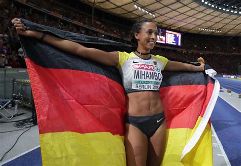 Malaika mihambo hat bei den olympischen spielen gold im weitsprung gewonnen. Gold im Sandkasten: Weitspringerin Mihambo wird ...