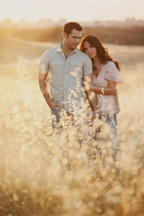 Biasanya, prewedding identik dengan adegan romantis dan biasanya pasangan dituntut untuk saling berdekatan dan beradegan mesra. 17 Foto Romantis yang Membuktikan Bahwa Foto Prewedding yang Dilakukan Kala Senja Itu Luar Biasa