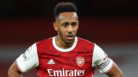 Ketinggalan at indonesian => english of explained: 'Kontrak tidak ketinggalan performa Aubameyang jatuh dari ...