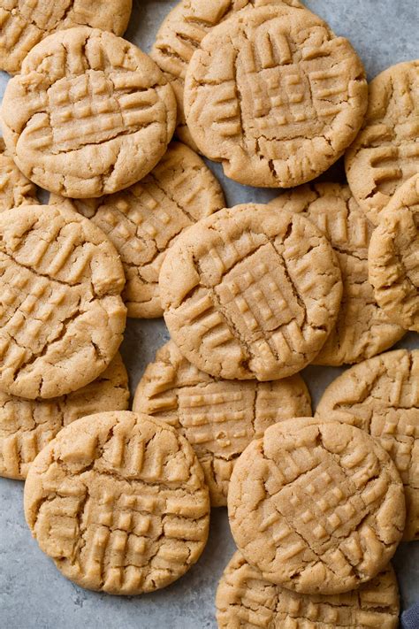 Insanely delicious, tender, perfectly sweet peanut butter cookies made with just 3 ingredients! 3 ingredient peanut butter cookies no egg