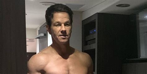 There's no doubting mark wahlberg's commitment to his job after the actor revealed a dramatic new look this week. Mark Wahlberg showt op Instagram hoe bizar gespierd hij is ...