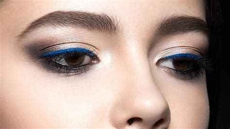 Jika anda mengaplikasikan eyeliner terlalu tebal, justeru penampilan mata anda akan semakin kelihatan kecil. Tips gayakan eyeliner berwarna untuk solekan yang wow ...