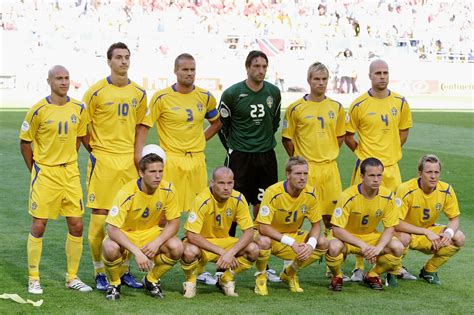 Piłkarze szwecji tworzą reprezentację składającą się zarówno z młodych talentów, jak i z doświadczonych zawodników. File:Swedish national football team 2006.jpg - Wikipedia