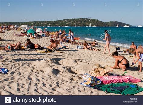 Ambiance décontractée les pieds dans l'eau, toute l'équipe du tiki club vous accueille avec le sourire sur le sable de la célèbre plage de pampelonne. Plage de Pampelonne - Saint Tropez, France Stock Photo ...