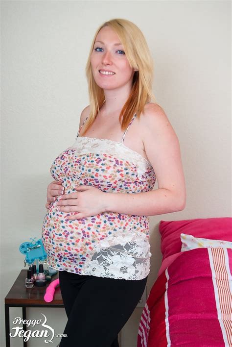 Pure 18s in amateur porn. Tegan playing with a preggo tegan (12 pics)