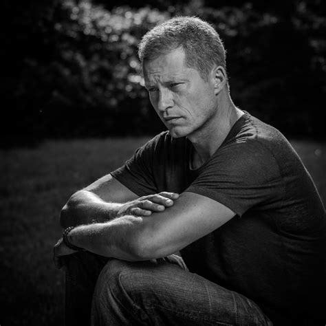 While travelling abroad, a guy falls for a romanian beauty whose unreachable heart has its origins in her violent, charismatic ex. Til Schweiger - UWE AUFDERHEIDE FOTOGRAFIE