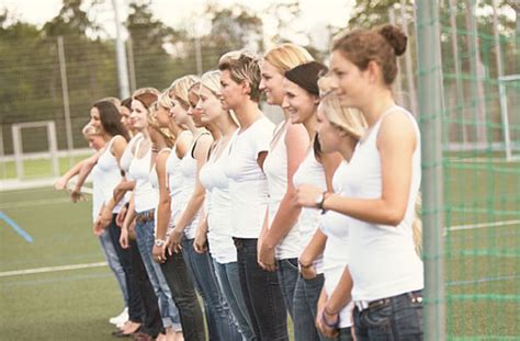 Auf der website „sport und deutsch werden deutsche sportlerinnen und sportler in interviews und porträts vorgestellt. Fußballerinnen-Kalender: Zwölf Kickerinnen setzen sich ...