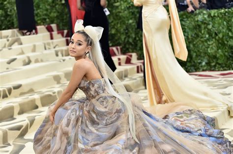 La actriz, que comenzó en el teatro musical, ha mostrado a través de las redes sociales un espectacular anillo de compromiso con un brillante y una perla. ¿Se casa Ariana Grande? | Grazia