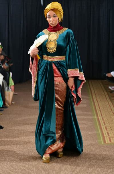 Pada awalnya, atasan dari baju kurung ini panjang sampai. Gambar Model Baju Muslim Songket Elegan untuk Wanita
