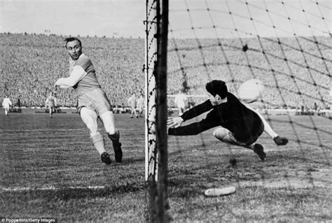 Rangers definitely better at the start as they manage a few good attacks right after the whistle. Real Madrid Glasgow Rangers 1963