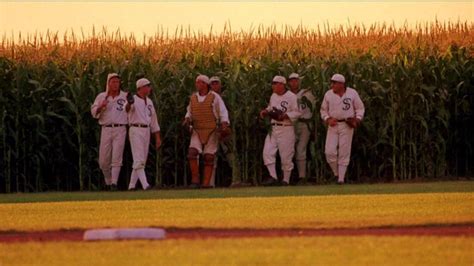 Una misteriosa voz le ordena construir en sus tierras de cultivo un campo de béisbol para que las viejas glorias de ese deporte bajen del cielo y. El Campo de los Sueños | Tomatazos