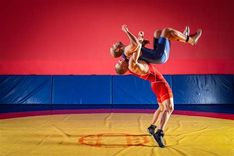 La lucha grecorromana junto a la lucha libre olímpica y a su variante femenina, la lucha femenina se les denomina luchas olímpicas ya que pero a diferencia de lo que se cree, en casi todas las modalidades, incluida la practicada en la antigua grecia, se podía hacer uso de las piernas. 10 deportes olímpicos individuales - Fit People