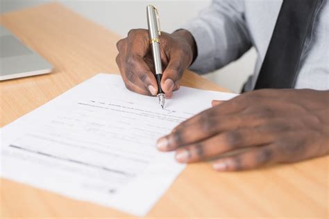 Salah satu hal terpenting yang harus kamu pastikan sebelum menandatangani sebuah kontrak kerja adalah statusmu dalam perusahaan yang bersangkutan. Perjanjian Kontrak Kerja Karyawan yang Sesuai dengan ...
