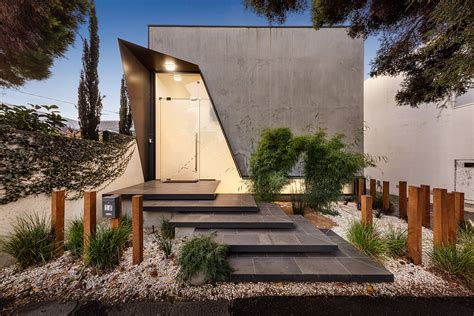 The aim for south yarra house is to create a place that is both wonderful to inhabit, and one that resonates with its unique context, reinforcing an already strong sense of place, explained am architecture founder andrew mellios. South Yarra House in Melbourne, Australi|Houses