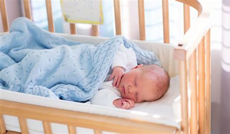 Durch die enge beziehungsweise begrenzung sorgt der schlafsack beim baby für ein geborgenes gefühl. Decke oder Schlafsack fürs Baby: Vor- und Nachteile