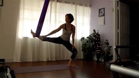 Yoga (sanskritçe) hindistan kaynaklı fiziksel ve zihinsel disiplinleri tarif etmek için kullanılan bir kelimedir. Yoga Aéreo con Larisa ,Aerial Yoga. - YouTube