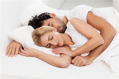 Sich an jdn schmiegen {oder} kuscheln Was die Schlafposition über ein Paar verrät
