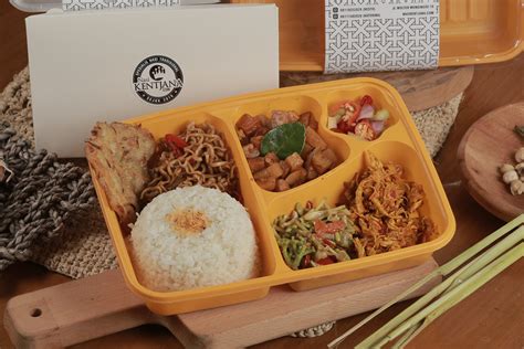 Kandungan energi, berbagai vitamin mineral di dalamnya membuat kamu selalu semangat menghadapi Nasi Box Nasi Besek Kekinian : KATERING, NASI BOX, SNACK ...