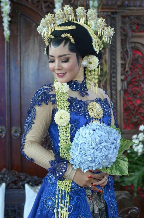 Dalam rangkaian prosesi perkawinan, bila sampai pada. Pernikahan adat jawa | Pengantin wanita, Pakaian ...