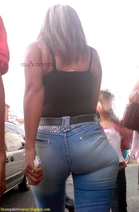 Ella es una mujer madura que tiene un cuerpo llamativo, más que todo en los senos, son grandes y redondos. Sexy girls on the street, girls in jeans, spandex and ...