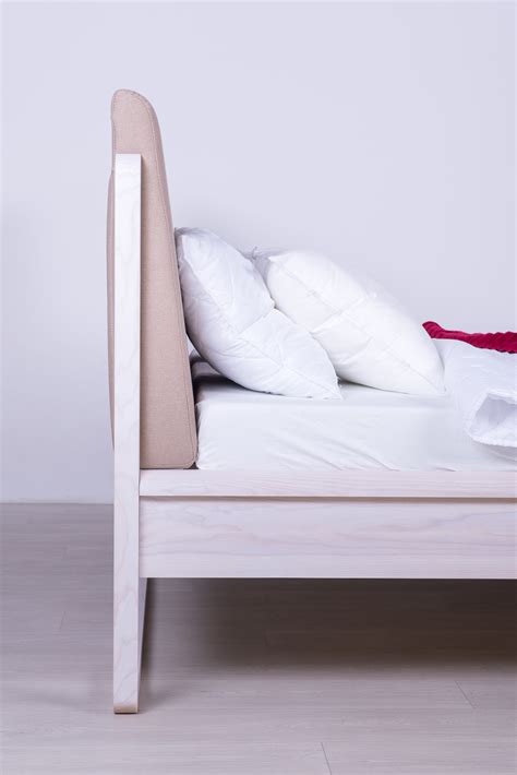 Jednostavno skrojeni drveni kreveti namenjeni su klijentima naklonjenim prirodi, umetnosti i održivom okruženju. Namestaj-RAST-Palermo-krevet-od-punog-drveta-10 - RAST Srbija - Nameštaj od punog drveta