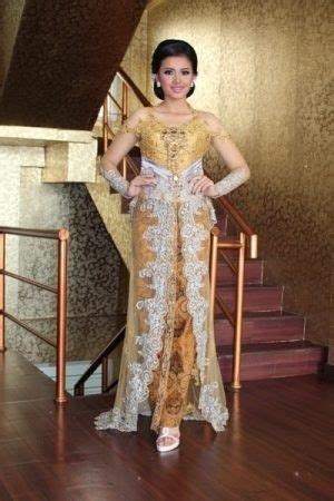 Kebaya bukan hanya identik dengan orang tua brokat selalu identik dengan kebaya, namun saat ini kain brokat sudah diaplikasi dan divariasikan menjadi berbagai macam desain yang fashionable. Model Brokat Dengan Kain Adat.terusan.com - Perpaduan ...