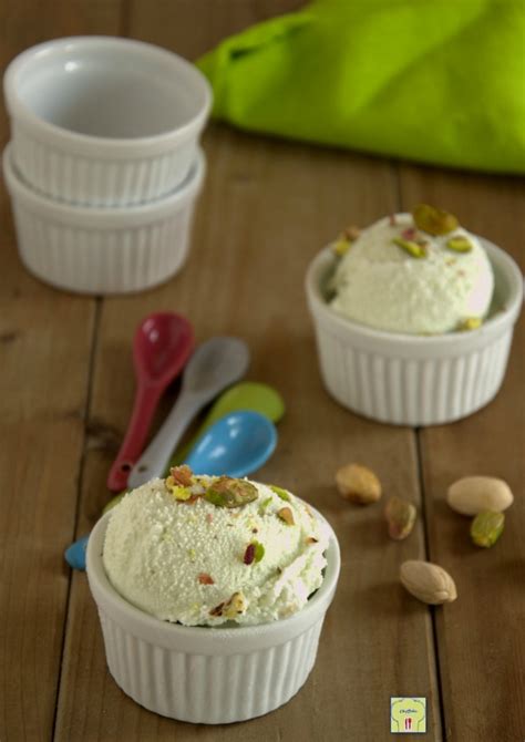 A siracusa la granita alla mandorla è una versione con mandorla grezza, ovvero tritata senza rimuovere la pelle marrone dopo la sgusciatura. Gelato al pistacchio senza gelatiera