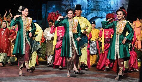 Tarian inang atau lebih dikenali sebagai tarian mak inang suatu ketika dahulu dicipta semasa zaman kesultanan melayu melaka. Joget lambak 2 hari | Harian Metro