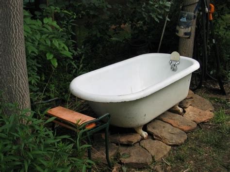 Soaking up the outdoors has never been better. Outdoor Soaking Tub - Bathtub Designs