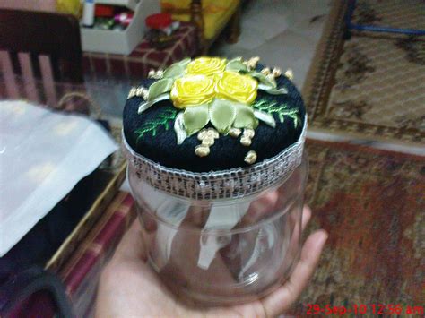 Jika dulu, biskut raya dijual mengikut bilangan biji dalam setiap balang, tetapi kini peniaga menggunakan taktik terbaharu iaitu 'sampai penuh balang' bagi memancing pelanggan. SEYMA CRAFT: Balang Kuih Raya