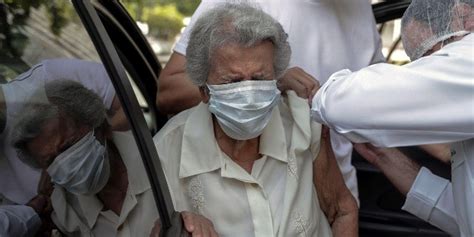 Los adultos mayores son parte de la segunda fase de aplicación de la vacuna contra el coronavirus, proceso que comenzará el febrero, de acuerdo con lo en méxico habitan 15.1 millones de personas de 60 años y más, de acuerdo con el último censo elaborado por el instituto nacional de estadística y. COVID-19: Registro de vacunación para adultos mayores ...